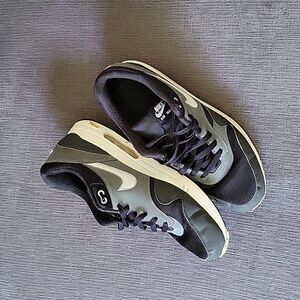 NIKE AIR MAX 1 ESSENTIAL, BLACK/GEYSER GREY-COOL GREY, Size 12